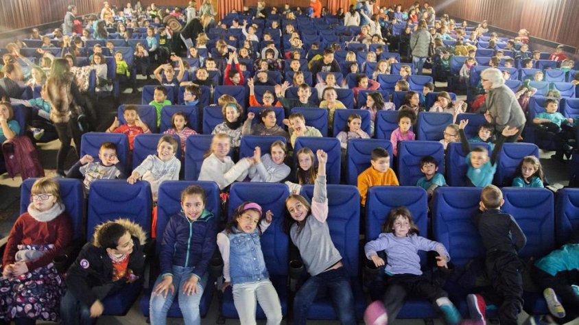 Una de les sales dels Cinemes Majèstic ahir plena de gom a gom d'escolars