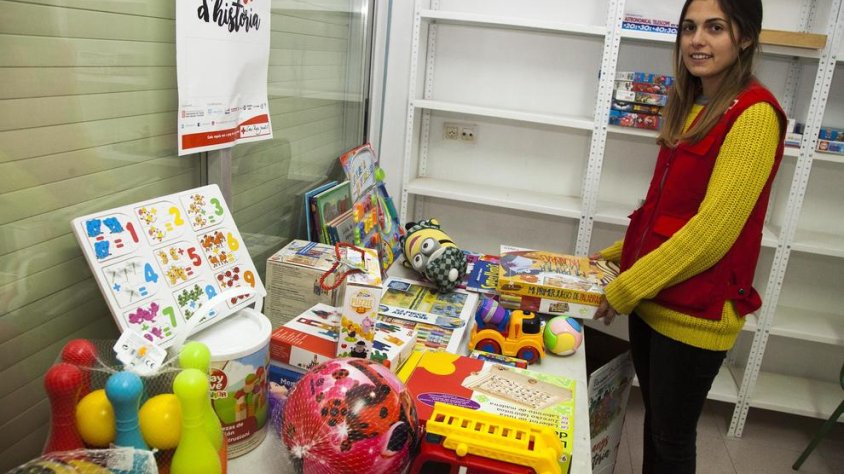 Anna Serés, tècnica de Joventut de Creu Roja de l'Urgell, ahir amb les joguines recollides a la campanya