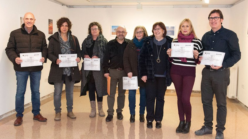 Durant la inauguració de la mostra es van lliurar els diplomes als alumnes del curs