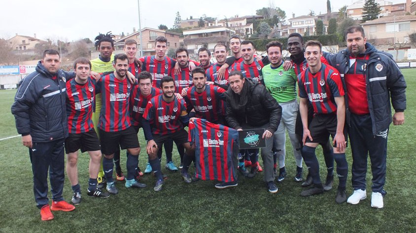Jugadors del Tàrrega lliurant una samarreta signada a Raül Arenas