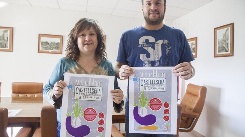 L'alcalde i la regidora d'Agricultura, amb el cartell de la fira