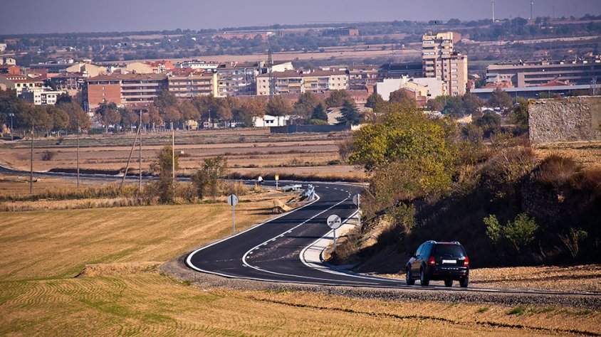 Una bonica perspectiva de la carretera millorada i, al fons, Tàrrega