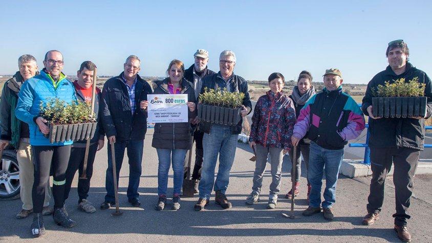 La plantada d'arbres va coincidir amb el lliurament de 800 euros recaptats durant la Marxa de la Boira