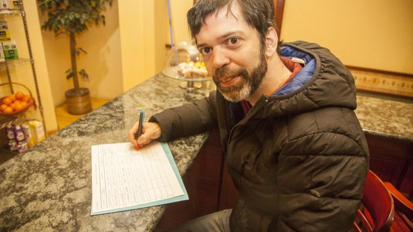 Un veí de Tàrrega firmant ahir contra els microtalls