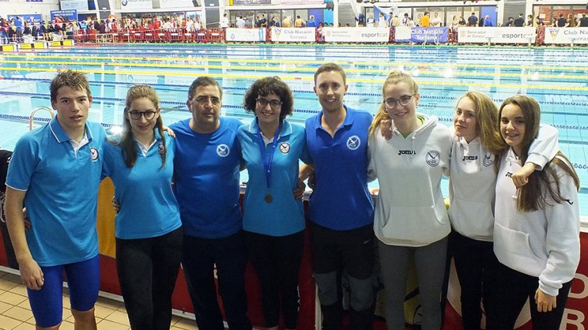 Els nedadors targarins que van participar al campionat amb l'entrenador