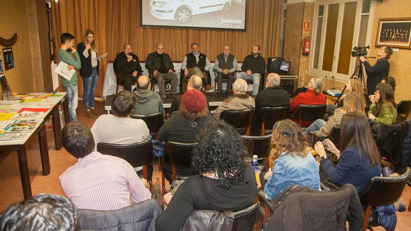 El públic assistent a l'acte amb els participants al fons