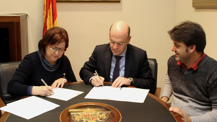 Signatura del conveni avui amb Rosa Maria Perelló, alcaldessa de Tàrrega; Josep Castany, responsable de relacions externes del Grup Bon Preu; i Jaume Folguera, regidor de l’Àrea de Polítiques de la Ciutadania