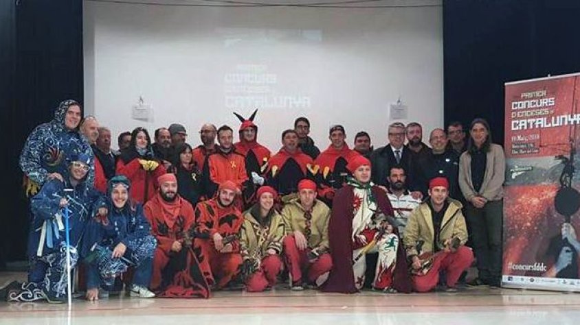 Foto de família dels grups de diables que hi participaran