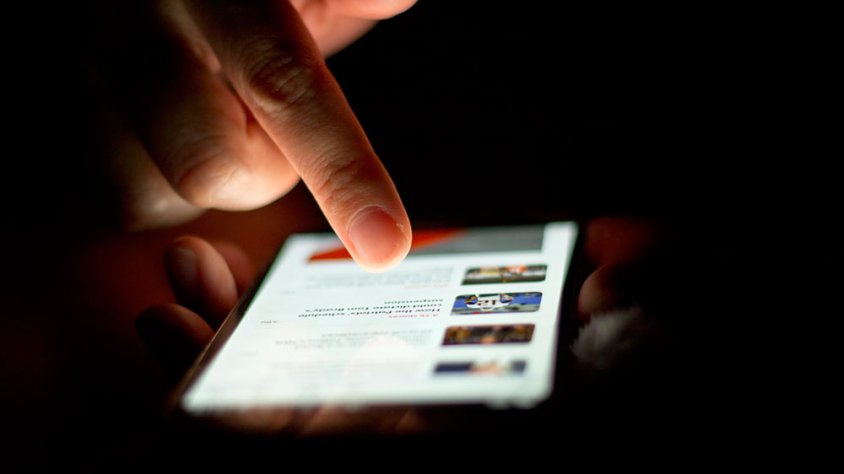 La pantalla d'un telèfon mòbil encesa