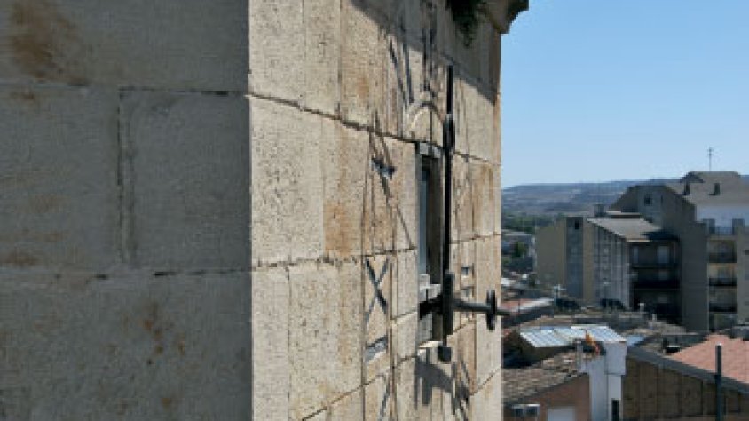 Vista lateral del rellotge del campanar de Santa Maria de l'Alba