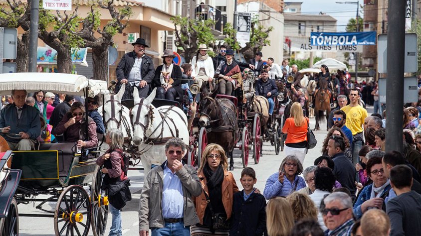 Imatge de la desfilada de carruatges de l'última edició dels Tres Tombs d'Anglesola
