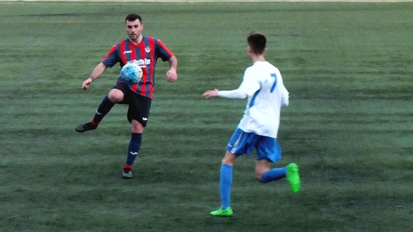 Un moment del partit al camp del Mollerussa