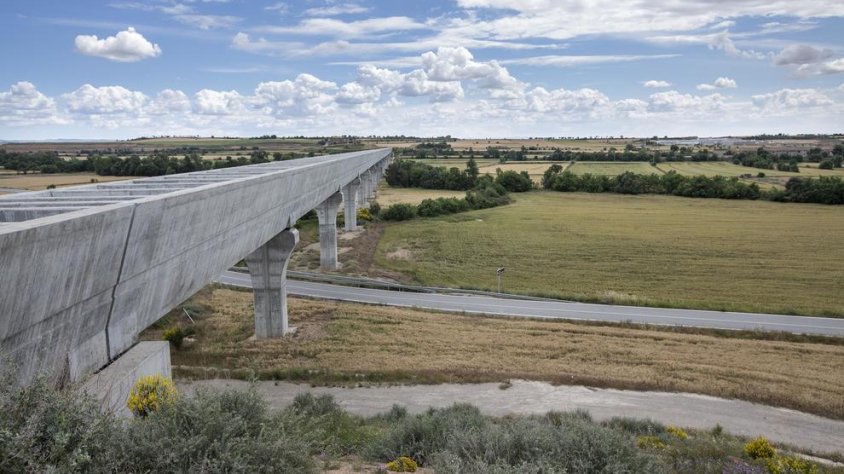 El canal principal del Segarra-Garrigues al seu pas pels Plans de Sió, on hi ha una gran zepa