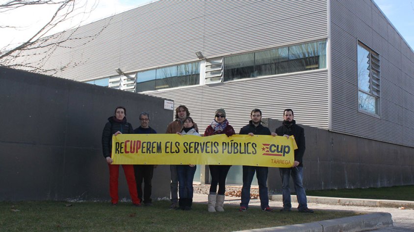Membres de la CUP davant de les instal·lacions de la piscina coberta