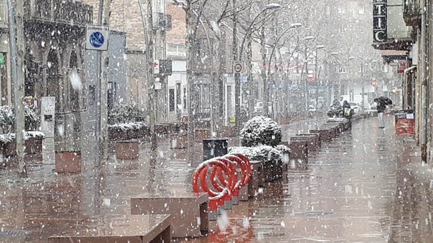 L'avinguda de Catalunya durant la primera tanda de la nevada, dimarts a la tarda