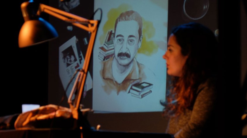 Al fons de la imatge la il·lustració de Manuel de Pedrolo que Marta Bellvehí anava fent durant el recital
