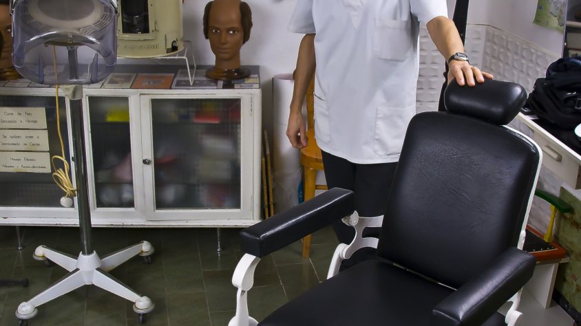 Gerard Malfeito Colell al costat de la cadira de barber de 1922