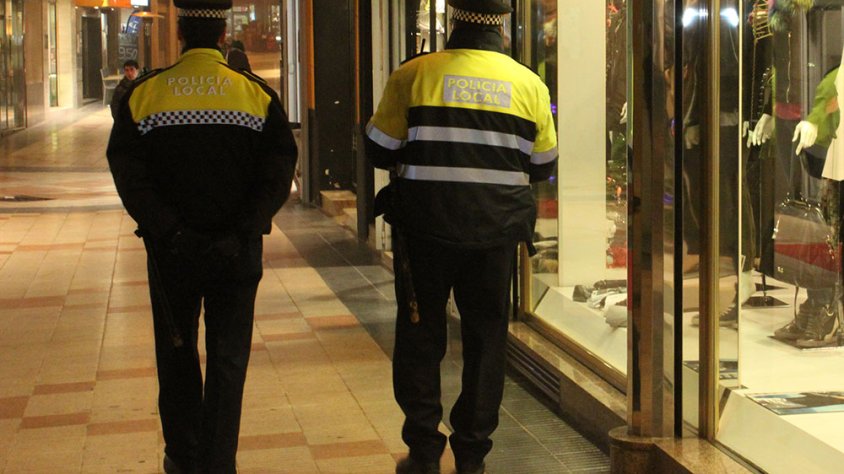 Imatge d'arxiu d'una patrulla de la Policia Local pel centre de la ciutat