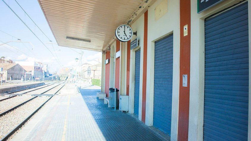 Les persianes de l'estació de Tàrrega, que des de fa uns dies tanca a la tarda