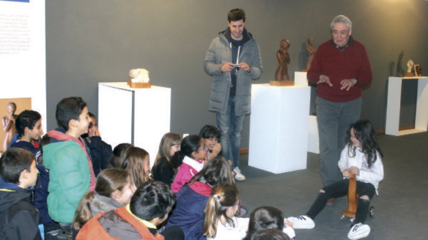 Antoni Boleda, a la dreta, conversant amb professor i alumnes de l'Escola Maria Mercè Marçal
