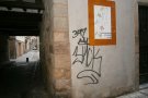 Onada de pintades en façanes i espais del centre de la ciutat durant l'últim mes