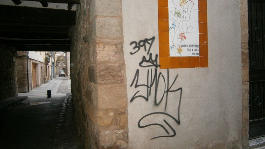Una de les nombroses pintades en parets del centre de la ciutat