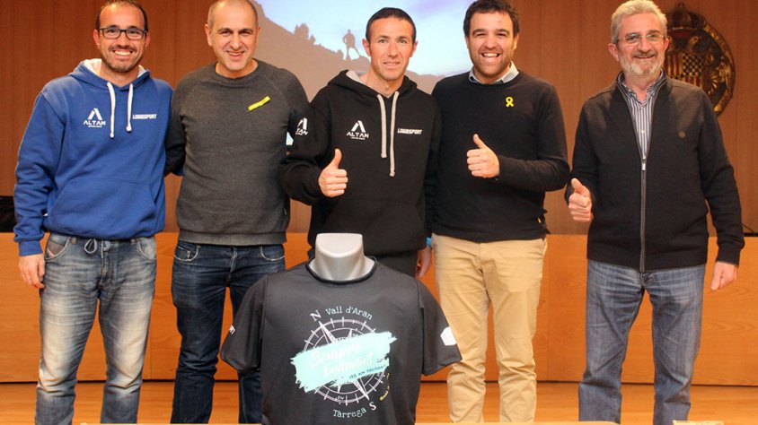 L’esportista targarí Raül Arenas amb el regidor de Cultura, Raül Palacios; el regidor d’Acció Social, Joan Palou; el regidor d’Urbanisme, Martí Pijuan; i el portaveu de Logiesport Tàrrega, Txema Giné