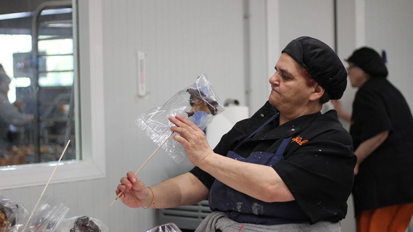 Una de les treballadores de l'obrador comprovant que una de les roses estigui en bones condicions