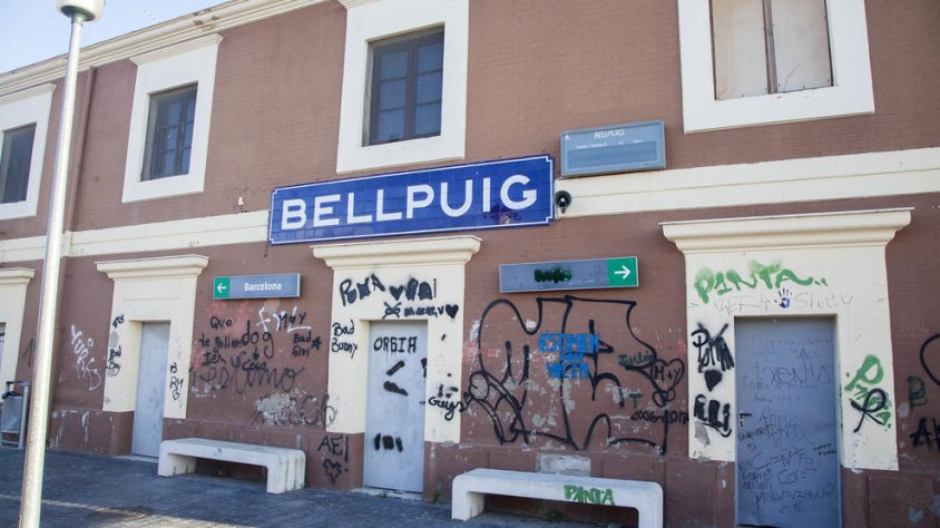 Imatge dels grafitis que es poden veure a la façana de l'estació de Bellpuig