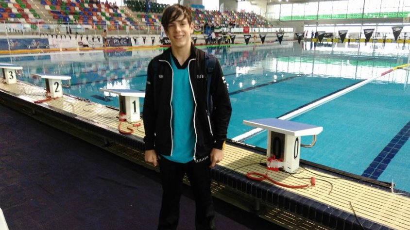 El jove nedador a les piscines de Castelló