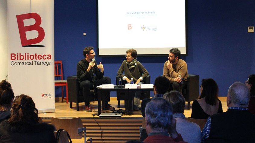 Imatge de l'acte que es va oferir a la Biblioteca per commemorar el Dia de la Poesia
