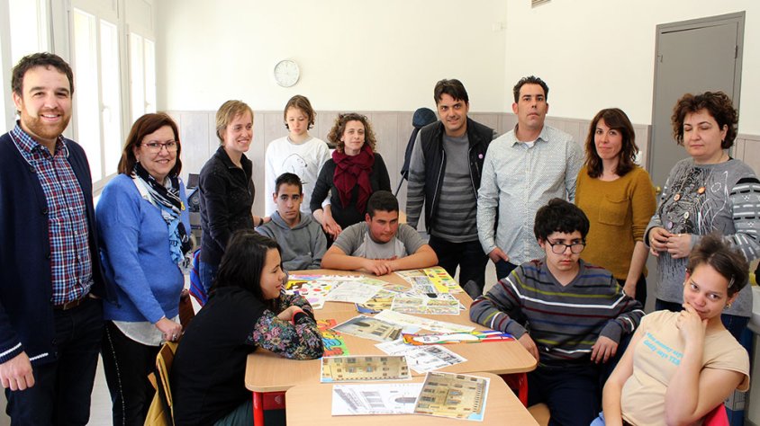 Van visitar ahir el taller l’alcaldessa Rosa Maria Perelló; el regidor de Cultura, Raül Palacios; i el regidor de Polítiques de la Ciutadania, Jaume Folguera; a la imatge amb docents de l’Escola Alba, l’artista David Tarragó; i alumnes del centre