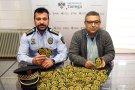 La Policia Local de Tàrrega ven escuts solidaris per ajudar els nens malalts de càncer