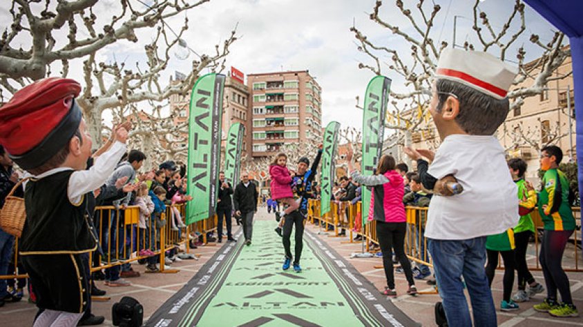 El moment en què Raül Arenas arribava a Tàrrega amb Laura Galán en braços