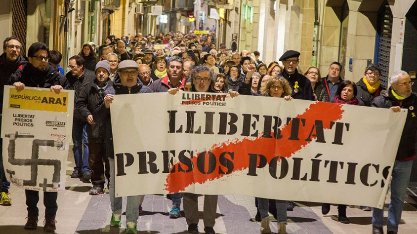Els manifestants pujant pel carrer Agoders camí de la plaça del Carme