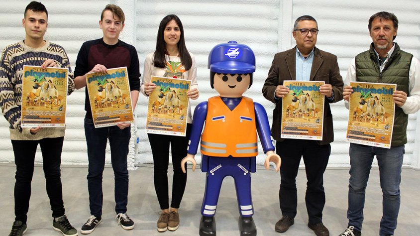 Presentació de la 7a Fira del Playmobil de Tàrrega avui amb Ferran Esteve, portaveu de SomosClicks; Maite Caus, Llorenç Solé i Jaume Vilalta, portaveus de l’Associació Agrat; i Carles Pascual, regidor de Promoció Econòmica i Fires