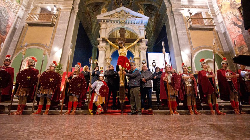 Alguns dels armats flanquejant la creu davant l'altar de l'església
