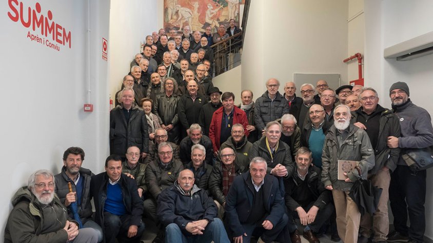 Foto de família de la trobada a l'escala principal de l'Escola Pia de Tàrrega