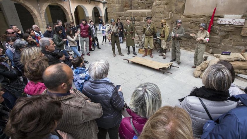 Un moment de la recreació que va tenir lloc a la plaça de l'Església just abans d'iniciar el recorregut pels refugis