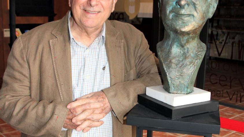 Josep M. Queraltó al costat d'un bust seu