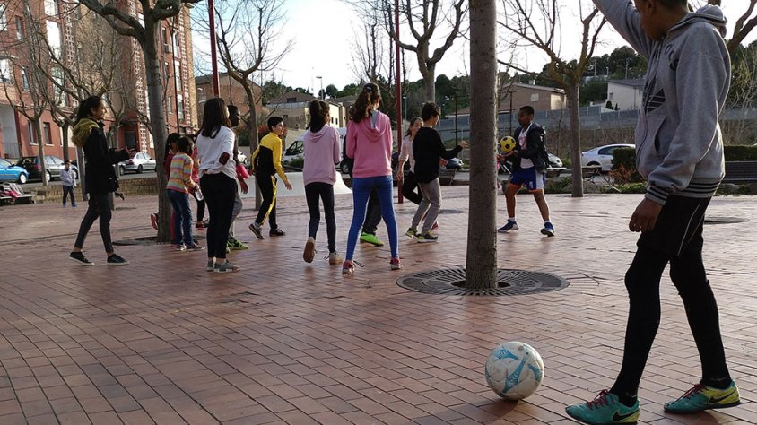Imatge d'arxiu de joves en espais públics de Tàrrega