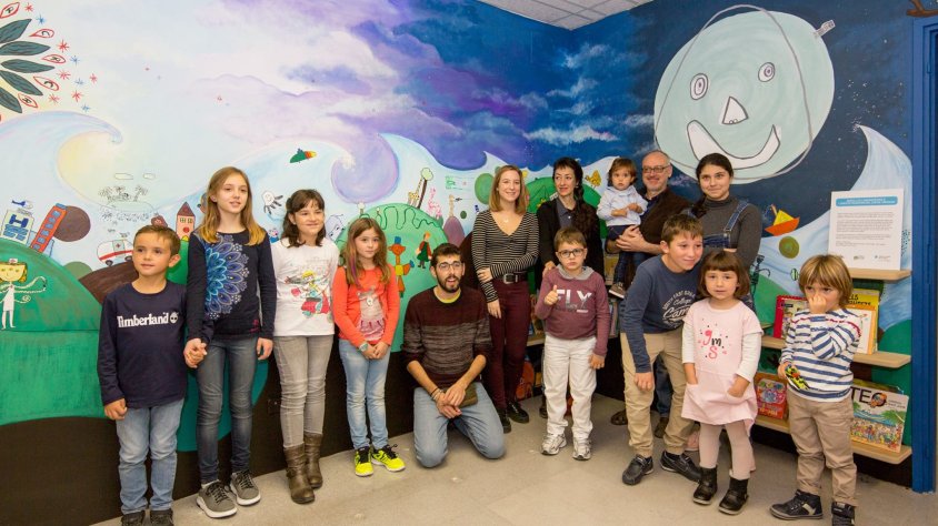 Imatge de la inauguració del mural de la sala d'espera de Pediatria del CAP de Tàrrega