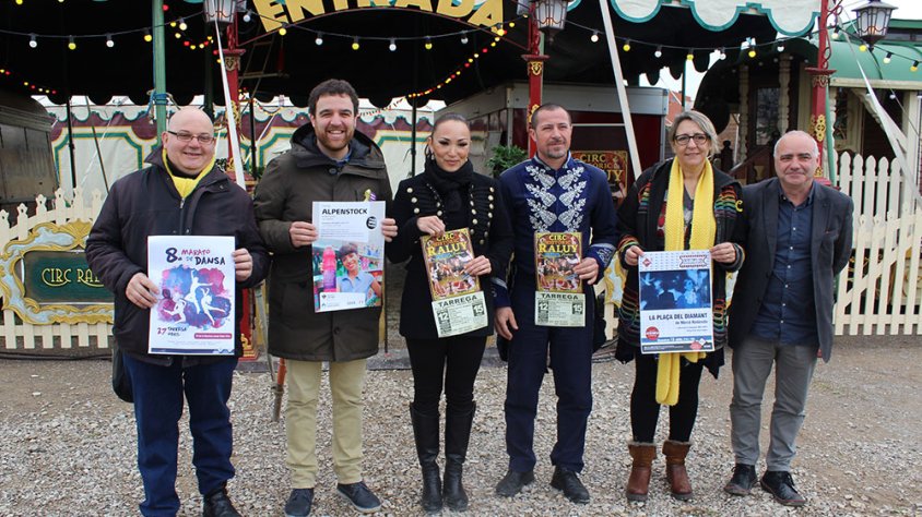 Presentació del cicle Entretemps 2018 amb el regidor de Cultura; Raül Palacios; la tècnica de Cultura, Teresa Garcia; el portaveu dels Amics del Circ de Tàrrega, Jordi Pont; i membres del Circ Històric Raluy, on s’ha ofert avui la roda de premsa