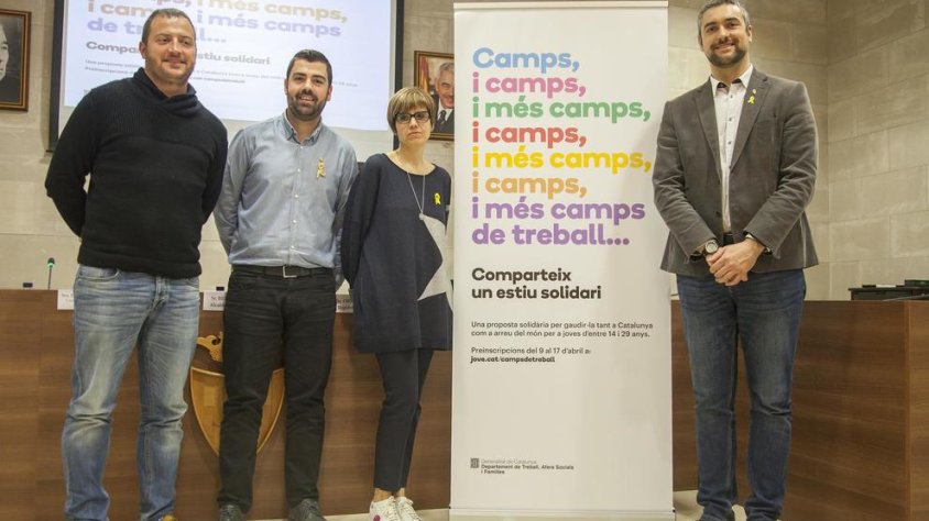 Foto grupal de l'acte, ahir a l'ajuntament d'Agramunt