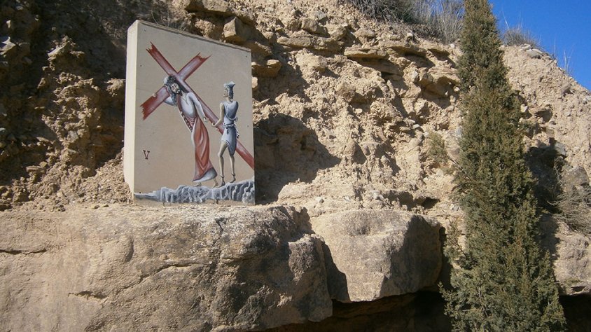 Una de les pintures sobre la llosa de pedra de l'estació del Viacrucis del Clot dels Aubins