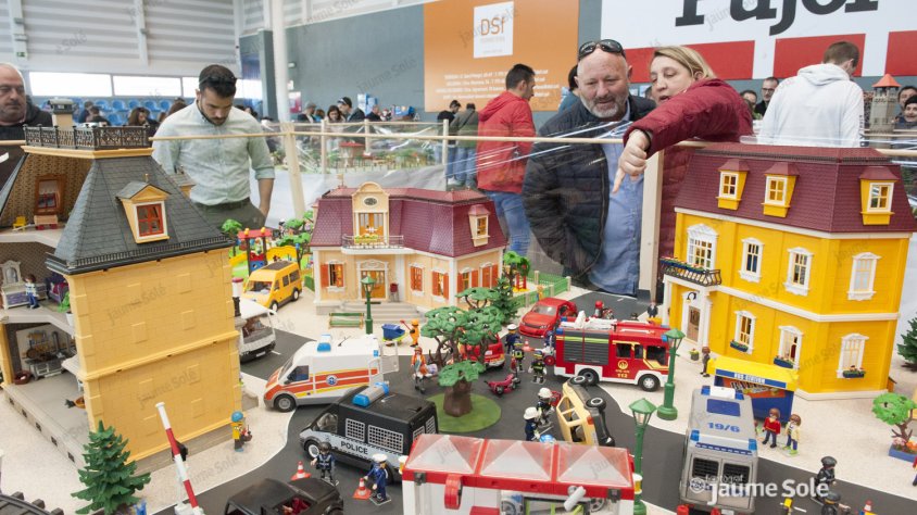 Espectadors observant els detalls d'un dels diorames exposats