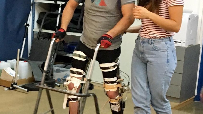 Imatge d'un pacient de l'Institut Guttmann provant l'exosquelet