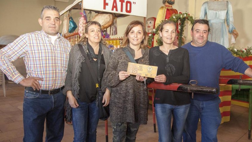 Un moment de l'entrega del carro d'aliments al consistori, que beneficiarà el Centre de Serveis
