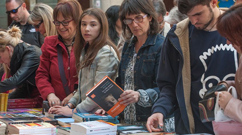 Imatge d'arxiu del Mercat de roses i llibres de Sant Jordi a Tàrrega
