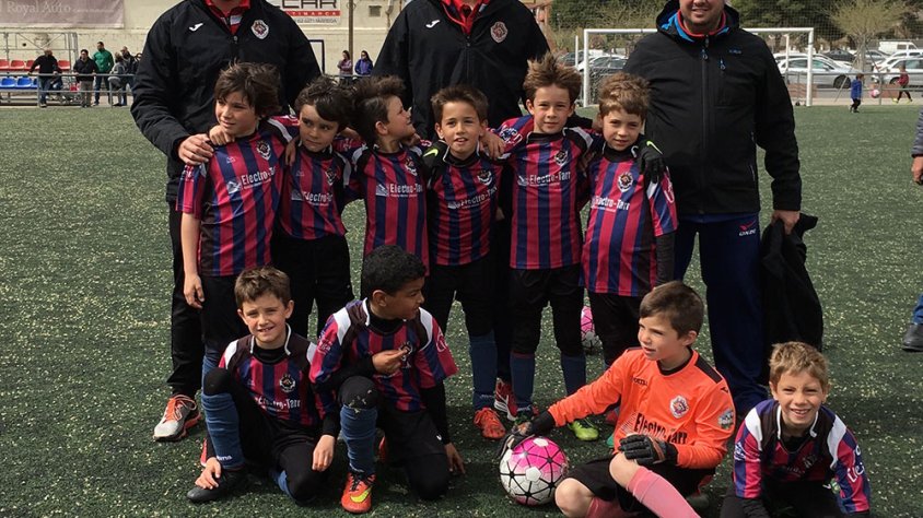 Els jugadors del Prebenjamí A el dia que van guanyar la lliga